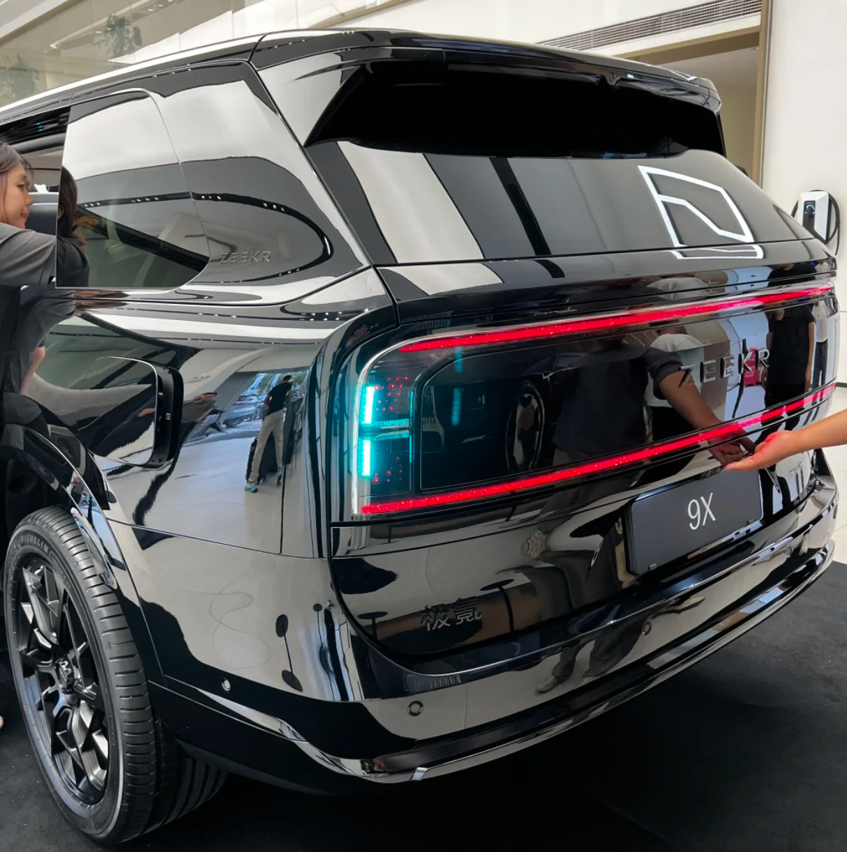 ZEEKR 9X Luxury Car Hybrid