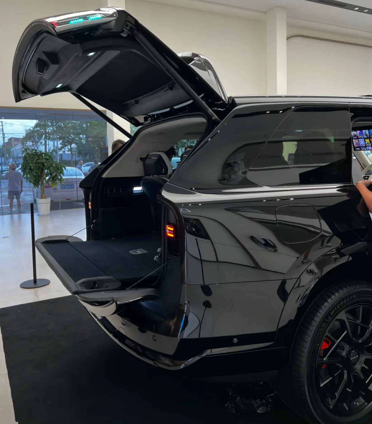 ZEEKR 9X Luxury Car Hybrid